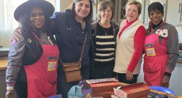 'n Groot bederf vir die kinders van VVA se Chrissanloo en Lerato Huise in Parys, danksy die oop harte van Franchise-huurders by Vaal Mall. Foto: Liezl Scheepers