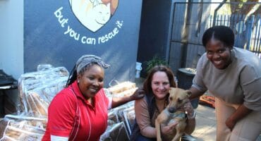 Rozanne Ernst, together with kennel assistants Arriet and Magret Cutshwa, with some of the blankets the SPCA received. Photo: Liezl Scheepers.