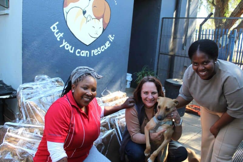 Rozanne Ernst, together with kennel assistants Arriet and Magret Cutshwa, with some of the blankets the SPCA received. Photo: Liezl Scheepers.