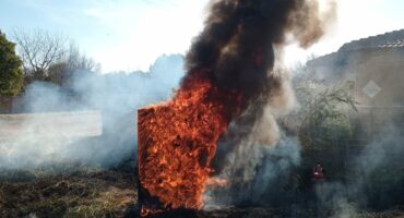 Die elektrisiteitskas in vlamme. Foto: Danie Venter