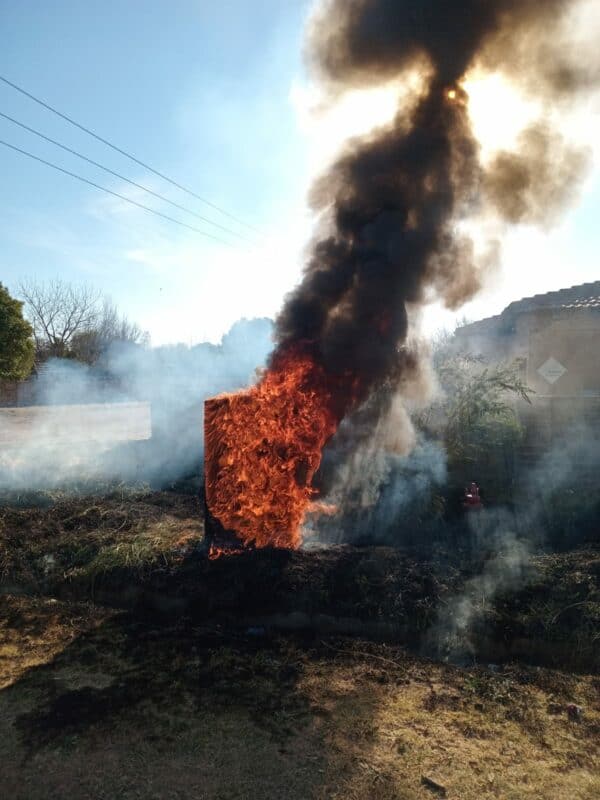 Die elektrisiteitskas in vlamme. Foto: Danie Venter