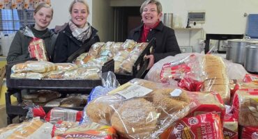 VVA-personeel by van die brode wat alreeds ontvang is vir Broodjiedag. Foto: Liezl Scheepers