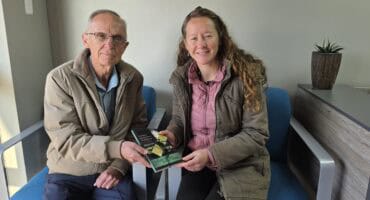 Alida Fouch130 ontvang die boekprys van prof. Marius Nel. Foto: Liezl Scheepers