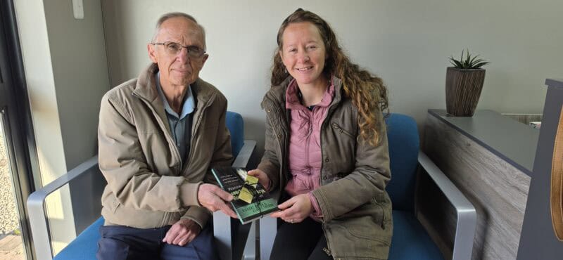 Alida Fouch130 ontvang die boekprys van prof. Marius Nel. Foto: Liezl Scheepers