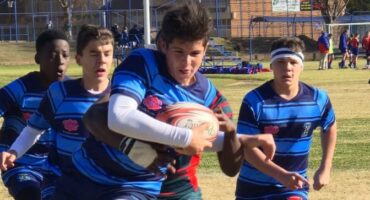 Die o15’s se Lohan Viljoen met die bal tydens die semi-finale kragmeting teen Panorama. Foto Verskaf