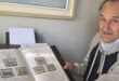 Koos de la Rey wys trots sy versameling seëls van koninklikes. Foto: LIezl Scheepers