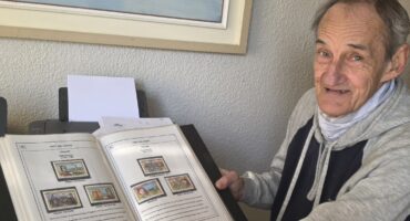 Koos de la Rey wys trots sy versameling seëls van koninklikes. Foto: LIezl Scheepers
