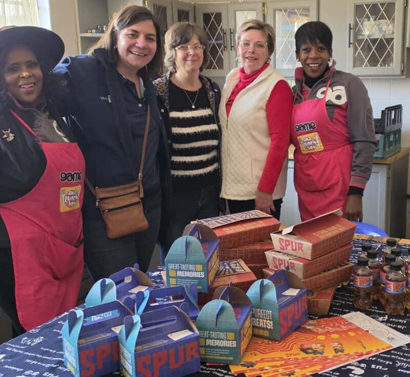 Susan Ramohlkoane en Pulane Mosifa van Game Vaal Mall, saam met Maretha Lombard (bemarkingsbestuurder van Vaal Mall, by die huismoeder van Huis Chrissanloo en VVA se Sanette Boonzaier by die bederf vir die kinder wat by Chrissanloo en Lerato Huise oorhandig is. (Foto: Liezl Scheepers)