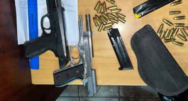 Die vuurwpens waarop beslag gelê is. Foto: SAPD Kommunikasiedienste