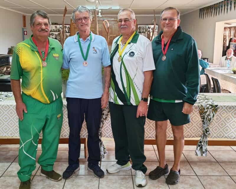 Dries de Jager (links) wat brons in die Veterane-kompetisie verower het.