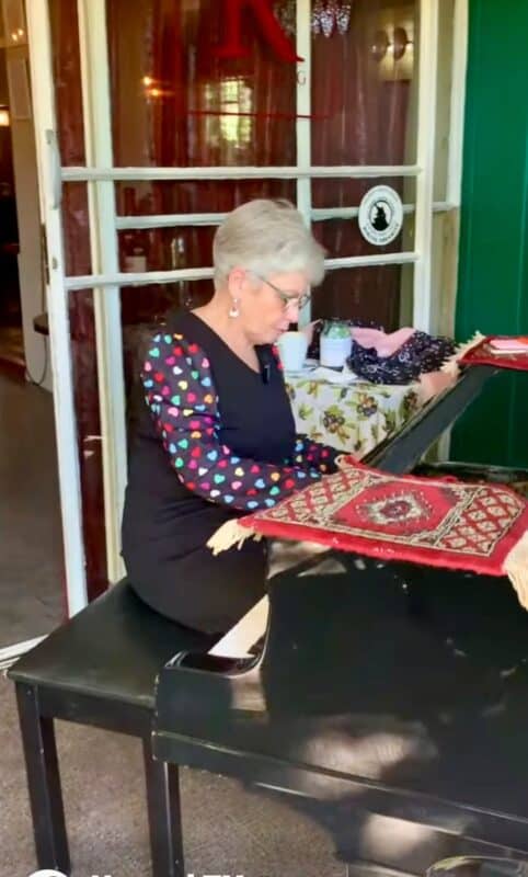 Erna Rademan agter die klavier by O's. Foto: Verskaf