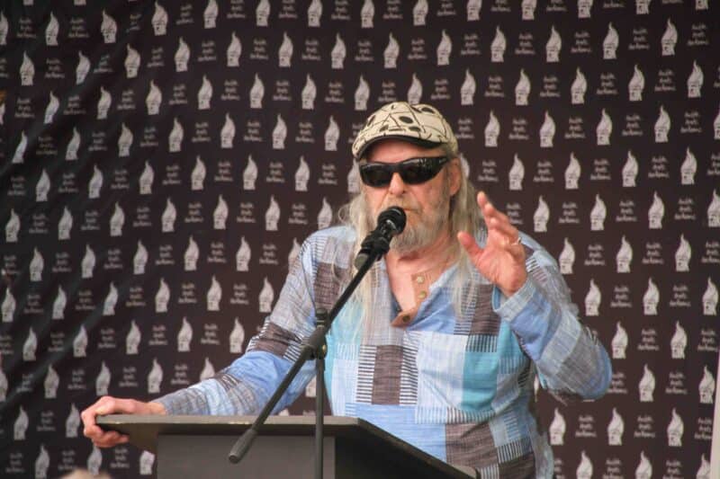 Anton Goosen, die legendariese “Liedjieboer”, is Vrydag in die FAK-Liedjietuin
vereer vir sy besonderse bydrae tot die Afrikaanse liedkuns. (Foto: Niël
Langner)