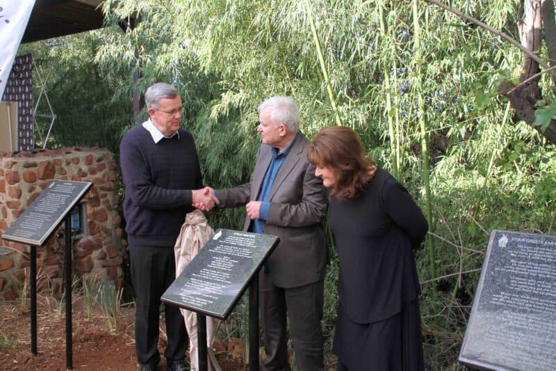 Dr. Danie Langner, Christopher Torr en Laurika Rauch in die nuwe
Christopher Torr-hoek met die nuwe liedjieborde wat onder meer die lirieke
van “Stille Waters” en “Die Gang” langs sy reeds bestaande bord vir “Stuur
groete aan Mannetjies Roux” bevat. (Foto: Niël Langner)