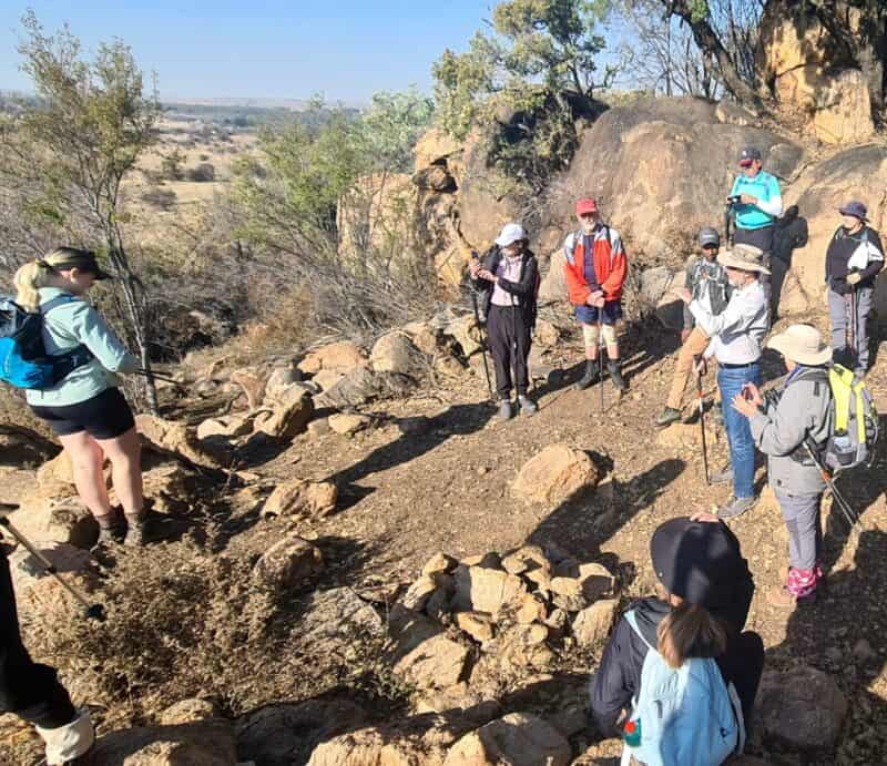 Gideon Ellis verduidelik vir die groep die geskiedenis van die Tswana-krale op die
Geo-roete. Foto: Verskaf