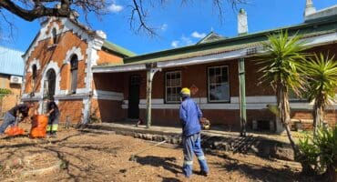 Die Knipoog-span aan die werk in die museumtuin. Foto: Liezl Scheepers