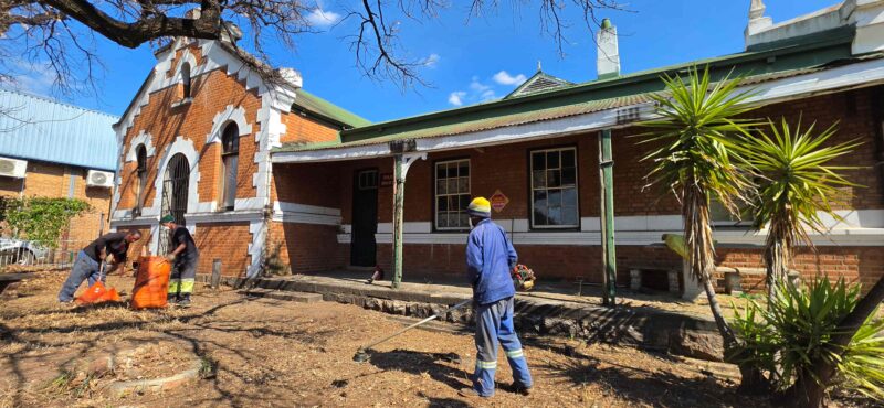 Die Knipoog-span aan die werk in die museumtuin. Foto: Liezl Scheepers