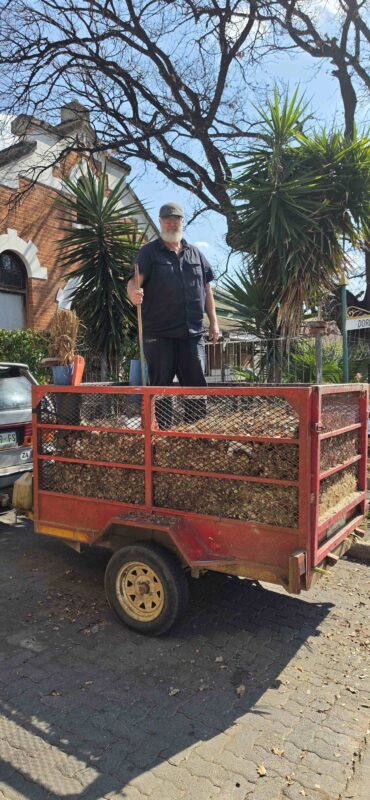 Vir John Fraser van Knipoog Tuindienste is dit belangrik om ook terug te gee aan die gemeenskap. Foto: Liezl Scheepers