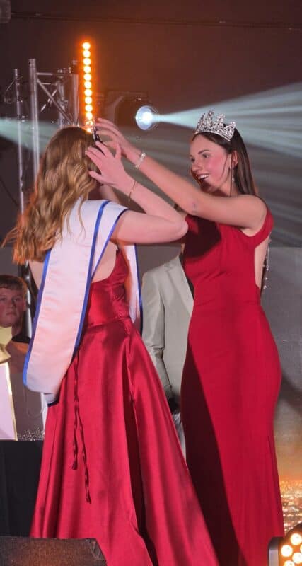 Karisa Nortman, die 2025 Mej Hoërskool Parys kroon haar opvolger Lizna Steyn. Foto: Liezl Scheepers