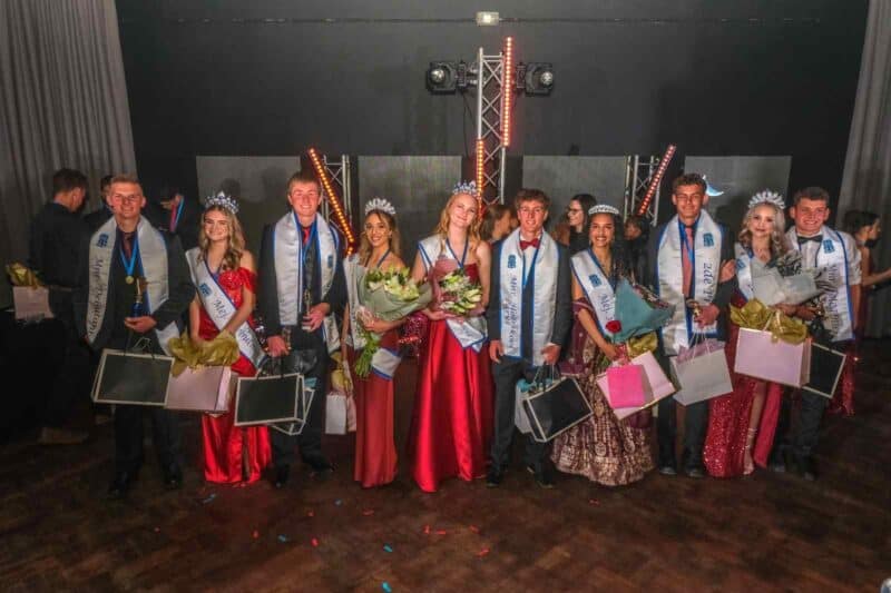Mnr en mej. Hoërskool Parys en hul eerste en tweede prinsesse en eerste en tweede ambassadeurs. Foto: Marais Nell.