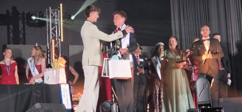 Heinrich Nortje, Mnr. Hoërskool Parys 2025, saam met Cameron Cowie, 2026 se Mnr. Hoërskool Parys. Foto: Liezl Scheepers