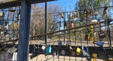 Die Mur de Souvenirs by Parys se geskiedkundige hangbrug waar besoekers 'n slot kan hang Foto: Verskaf