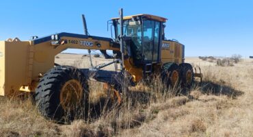 Die padskraper wat verlate langs die pad staan. Foto: Vrystaat Landbou