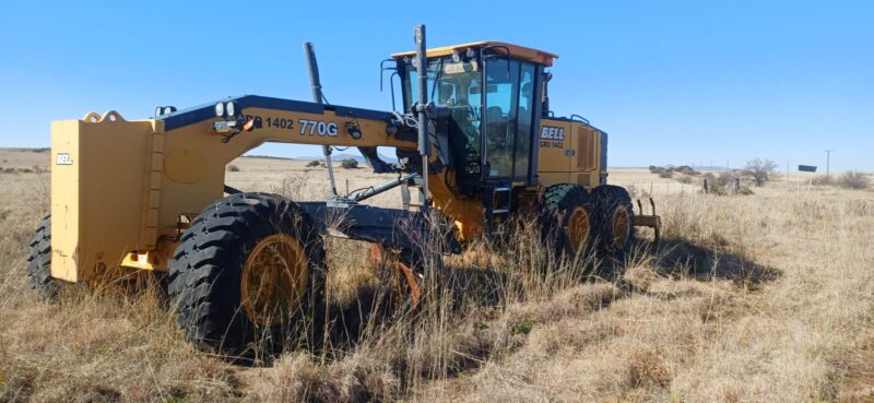 Die padskraper wat verlate langs die pad staan. Foto: Vrystaat Landbou