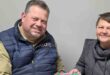 Pastoor Rinus van Sandwyk oorhandig die boekprys aan Wendy Kruger, die Julie-wenner van die maandelikse Bybelblokraai. Foto: Liezl Scheepers