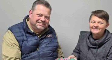 Pastoor Rinus van Sandwyk oorhandig die boekprys aan Wendy Kruger, die Julie-wenner van die maandelikse Bybelblokraai. Foto: Liezl Scheepers