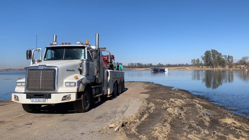Prinsloo Recovery besig met herwinning van die vragmotor. Foto: Verskaf