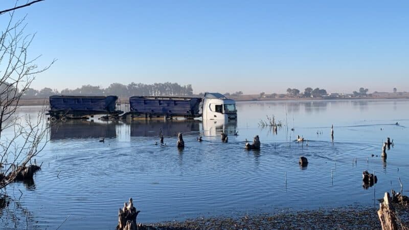 Water afkomstig van 'n pan langs die R59 buite Viljoenskroon loop hier oor die pad en het verskeie voertuie al in die water laat vasval. Foto: Verskaf