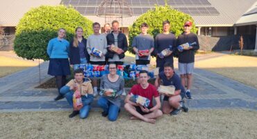 Lede van die Parys Voortrekkerkommando met van die brood wat vir Broodjiedag geskenk is. Foto: Verskaf