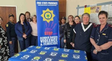Lede van Parys SAPD en Parys GPF saam met van die personeel van Sally Martin Park.