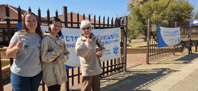 Onder die kiesers wat die naweek in Parys 'n draai by stemlokale gemaak het, was Ester en Hester Ellis en Ina Smook. Foto: Liezl Scheepers