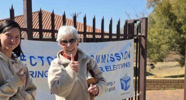 Onder die kiesers wat die naweek in Parys 'n draai by stemlokale gemaak het, was Ester en Hester Ellis en Ina Smook. Foto: Liezl Scheepers