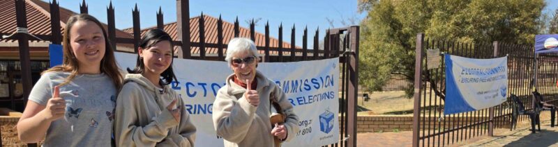 Onder die kiesers wat die naweek in Parys 'n draai by stemlokale gemaak het, was Ester en Hester Ellis en Ina Smook. Foto: Liezl Scheepers