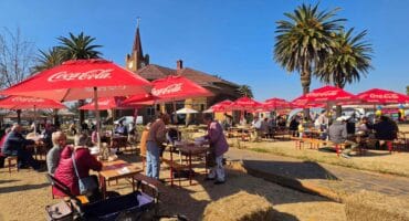 Hier in die kerktuin is behoorlilk gekuier vir dié kontreifees. Foto: Liezl Scheepers