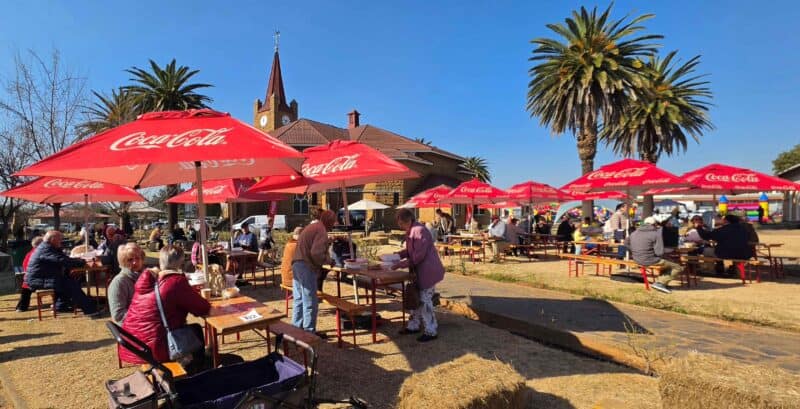 Hier in die kerktuin is behoorlilk gekuier vir dié kontreifees. Foto: Liezl Scheepers