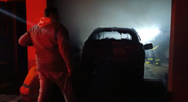 Hulp moes gisteraand verleen word in Boomstraat waar 'n brand in 'n motorhuis gewoed het. Foto: WeCare
