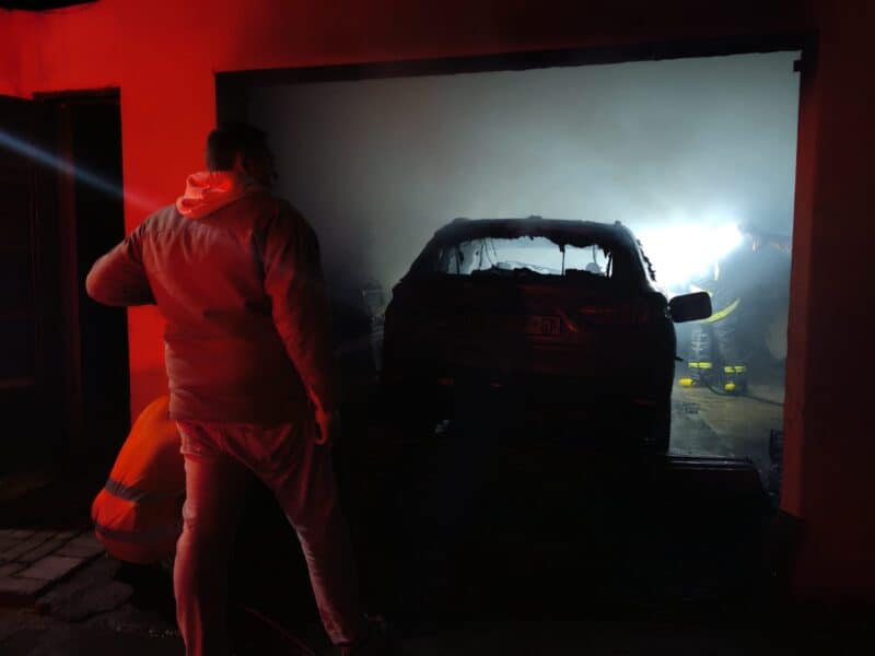 Hulp moes gisteraand verleen word in Boomstraat waar 'n brand in 'n motorhuis gewoed het. Foto: WeCare