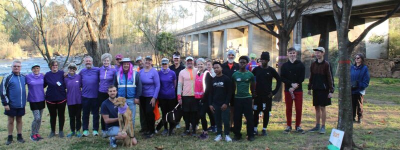 Plaaslike parkrunners in pers geklee ter viering van Vrouemaand. Foto: Liezl Scheepers