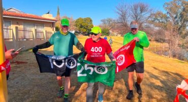 Johan Bosman saam met Ferdi van der Westhuizen en Johanna Smith wat ook van die begin van parkrun in Parys hier deelgeneem het. Foto: Egweni River Lodge parkrun Facebook-blad