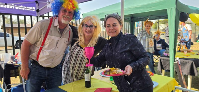Beoordelara Carla Coetzer (regs) proe aan die potjie-lekkerte. Foto's: LIezl Scheepers