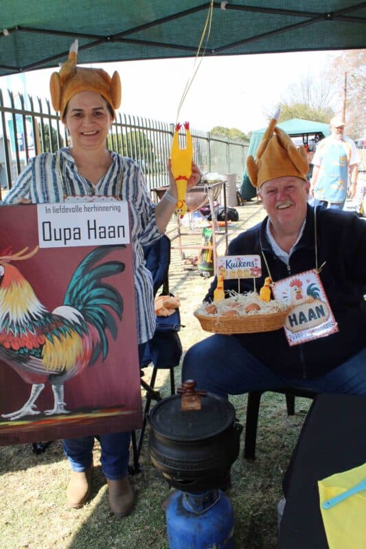 Derick en Polla Claassen se Good Looking Chicken hoenderpot ter ere aan Oupa Haan het met die wenprys weggestap. Foto: Liezl Scheepers