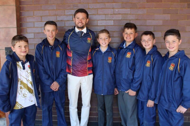 Die krieketspelers wat ingesluit is in die Fezile Dabi Noord-krieketspanne is Bernard Theunissen, JW Fourie, Jandré Erasmus, Niklaas Theunissen, Deandré Villet en Johandré Bester. By hulle mnr. Rutgert van Heerden. Foto: Liezl Scheepers