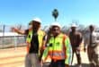 Die adjunkminister van Openbare Werke, Sihle Sikalala, word rondgewys op die konstruksieperseel tydens 'n oorsigbesoek aan die Parys Korrektiewe Dienste sentrum-perseel. Foto: Liezl Scheepers