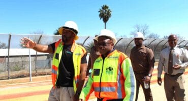 Die adjunkminister van Openbare Werke, Sihle Sikalala, word rondgewys op die konstruksieperseel tydens 'n oorsigbesoek aan die Parys Korrektiewe Dienste sentrum-perseel. Foto: Liezl Scheepers