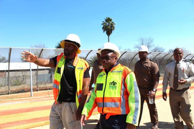 Die adjunkminister van Openbare Werke, Sihle Sikalala, word rondgewys op die konstruksieperseel tydens 'n oorsigbesoek aan die Parys Korrektiewe Dienste sentrum-perseel. Foto: Liezl Scheepers