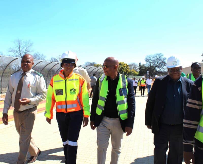 Die Vrystaatrse LUR vir Openbare Werke en Infrastruktuur, Dibolelo Mance (tweede van links) het die adjunkminister van Openbare werke op sy geëntegreerde diensleweringsbesoek aan Payrs vergesel. Foto: Liezl Scheepers