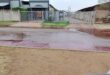 Bloederige rioolwater het vanoggend weer in Brownstraat oor die pad gestroom. Foto: Verskaf
